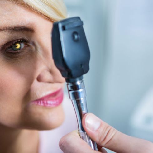 Clínica oftalmológica Dr. Yuste mujer en revisión de ojos