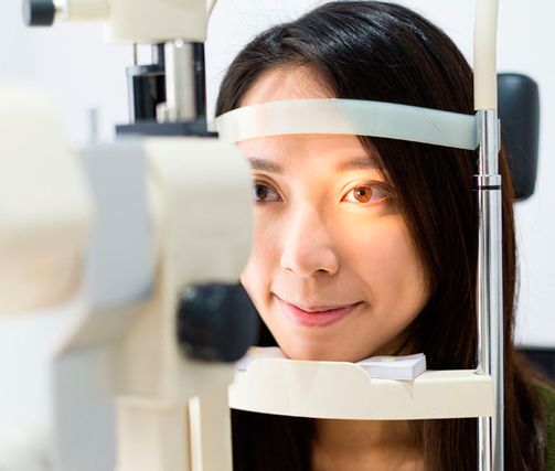 Clínica oftalmológica Dr. Yuste mujer en revisión de ojos